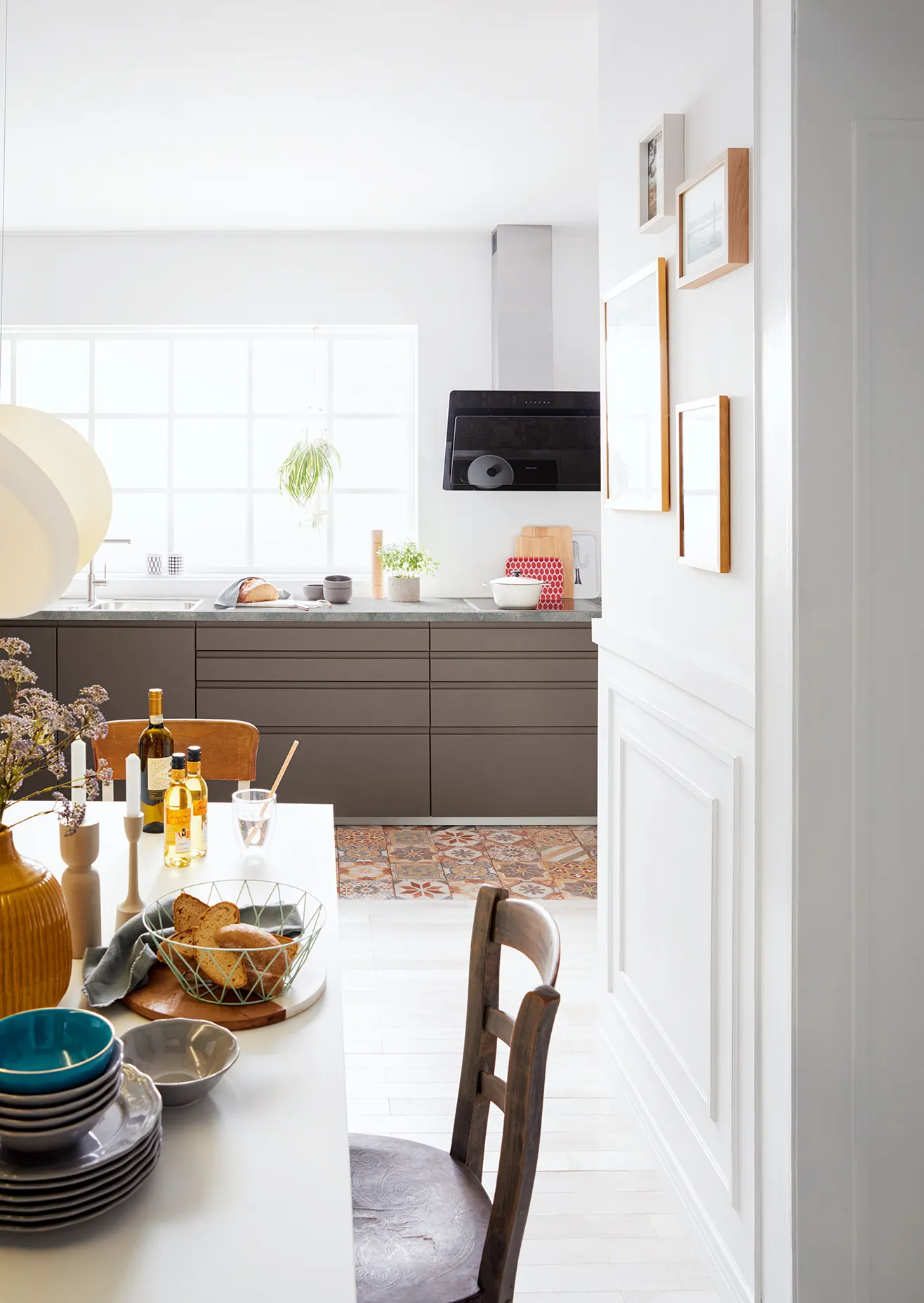 ALM-L497M_BIE-L455_Mood_2022.webp